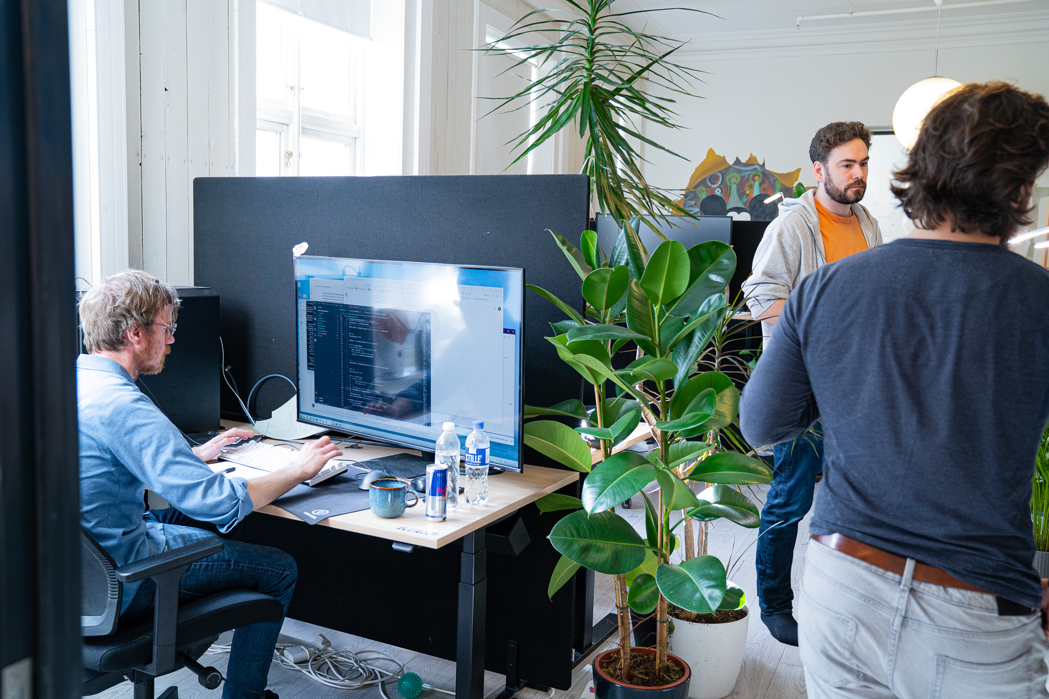 Utviklere som jobber side om side på MEWB-kontoret